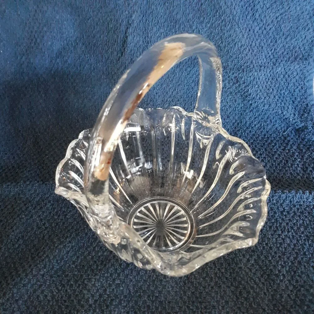Vtg Clear Glass Bride's Basket Applied Handle Scollop Around Edge Ribbed Sides